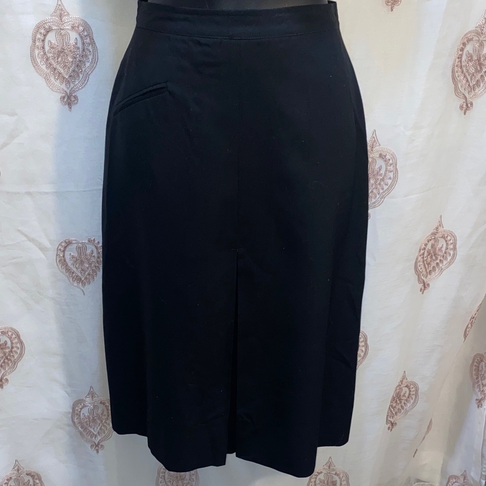 Black A-line pleated MIDI skirt SZ W26 fully lined
Elegant Black Women's Skirt